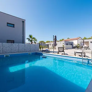 Villa Exclusive Villas &, Vir